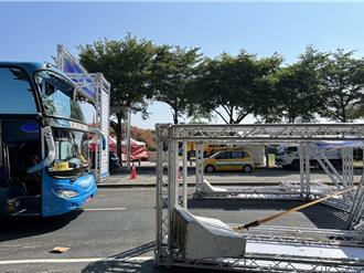 遊覽車撞國慶焰火廣告門框 前擋玻璃碎裂！30小六童驚聲尖叫