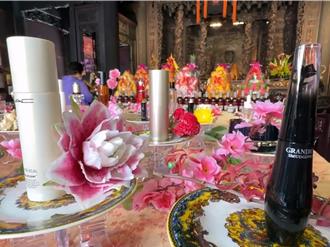 「女神花粉桌」供品抢手 魅力不输百货周年庆