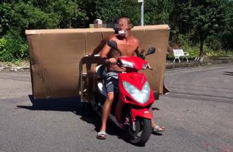  載貨的極限！小琉球男「騎機車載房子」警方：依法可開罰
