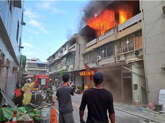 嘉义市民宅大火延烧3户 神明坛也遭祝融