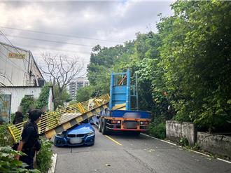 聯結車撞斷限高標誌砸BMW 駕駛超載還酒駕