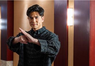 專訪／伍允龍「棄當老師」拍武打片全身傷　曝母親這句勉勵話超感人