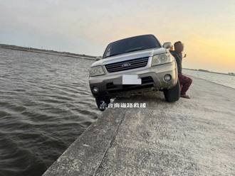 車主與「傾斜愛車」海堤上合照 有點帥？網笑歪：路是它走出來的