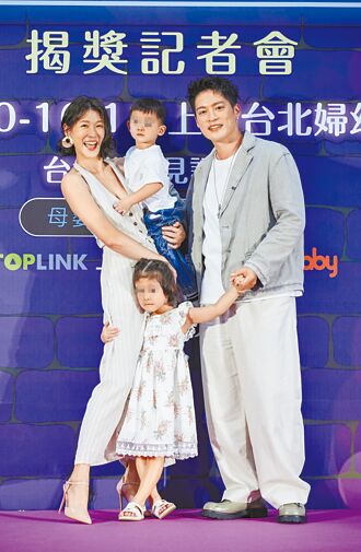 帶雙寶探班愛妻 許孟哲趙孟姿Kiss放閃