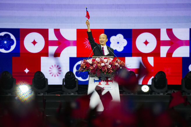 图为113年国庆晚会，庆筹会主任委员暨立法院长韩国瑜挥舞手中的中华民国国旗。（台北市观光传播局提供）