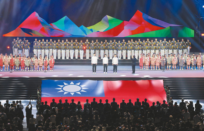 113年国庆晚会5日在台北大巨蛋举行，由奥运金牌选手王齐麟（中左）、林郁婷（中）、李洋（中右）带领全场观眾合唱国歌及国旗歌。（资料照,姚志平摄）