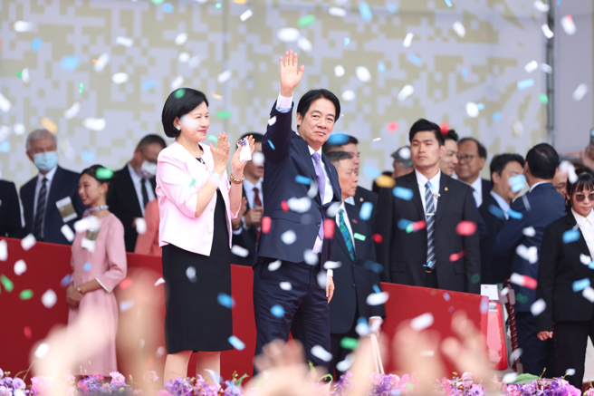 图为113年国庆大会，赖清德总统（中）向现场与会人员挥手致意。（资料照,杜宜谙摄）