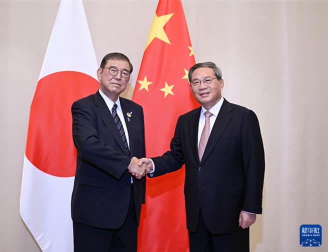 陸外交部通稿罕見變動陸日外長首次通話確認大方向促成兩總理會晤。圖為10日大陸總理李強（右）與新任日本首相石破茂會見。（新華社）