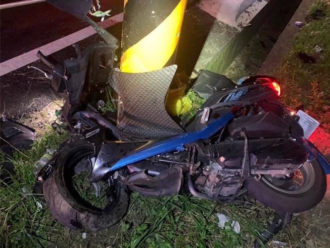 台13线北上45公里苗栗铜锣三义交界处昨晚12点多，男大生载同学回宿舍，自撞电杆双亡。（翻摄照片／王惠慧苗栗传真）