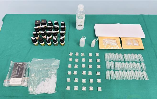 警方在女子家中查扣了3级毒品依托咪酯原料、丧尸菸弹两颗、调配菸弹食用油20瓶。（翻摄画面／纪爰高雄传真）