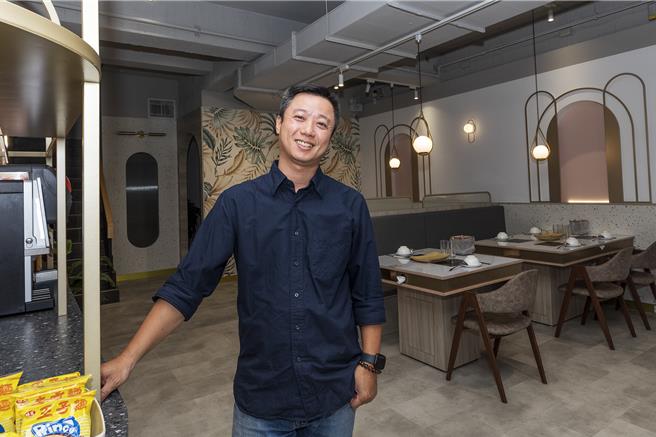 从台积电设备工程师转换跑道开餐厅的湖口乡青年吴德建，事业有成后以「幸福种子卡」，让弱势和进取学生免费用餐，他希望孩子们吃到餐点后开始学习感恩惜福，未来有机会伸出双手，手心向下成为帮助他人的贵人。（罗浚滨摄）