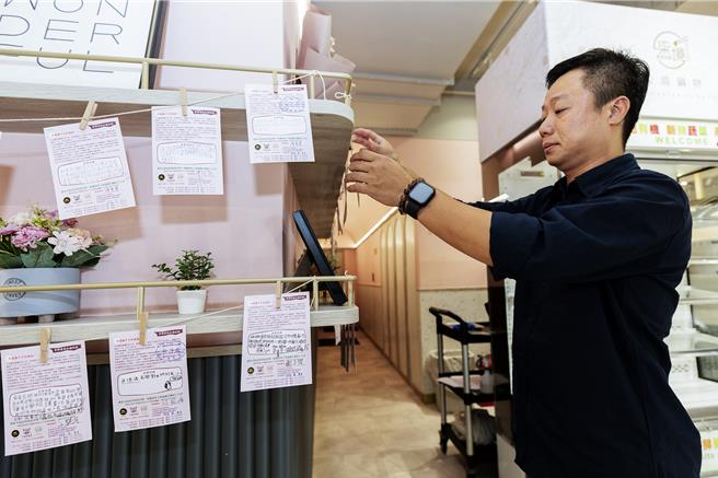 从台积电设备工程师转换跑道开餐厅的湖口乡青年吴德建，以「幸福种子卡」让弱势和进取学生免费用餐，学生在卡片上写的感言挂满餐厅。（罗浚滨摄）