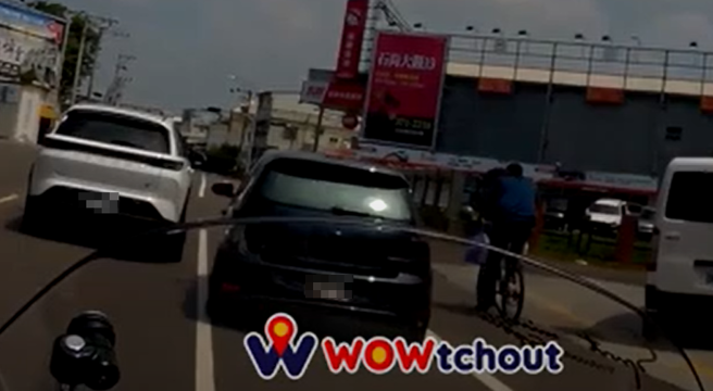 黑色轿车将马路当赛道，沿途超车时都没打方向灯，还一度逼近骑在右侧慢车道的脚踏车让道。（翻摄WoWtchout - 地图型行车影像分享平台）