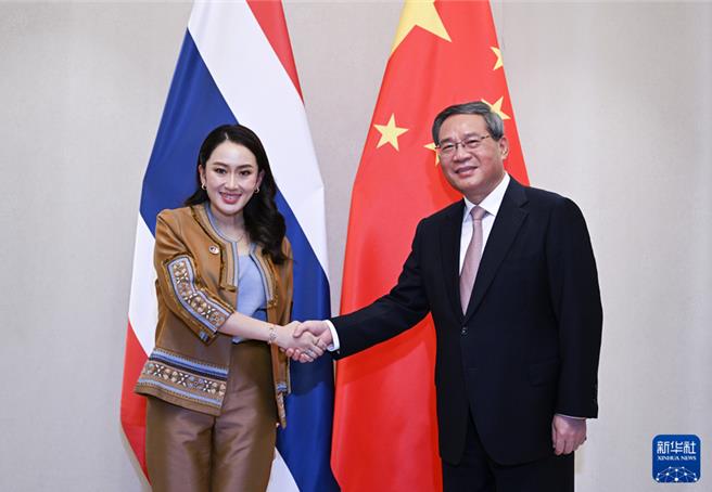 大陸國務院總理李強10日在永珍出席東亞合作領導人系列會議期間會見泰國總理佩通坦。（新華社）