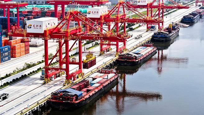 受全球需求減弱及關稅拖累，路透調查：陸9月出口可能創5個月來最慢速度成長。（中新社）