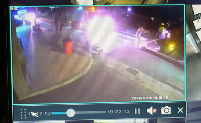 桃园市民指控，垃圾丢到一半垃圾车就直接开走。（图／翻摄自脸书「爆料公社」）