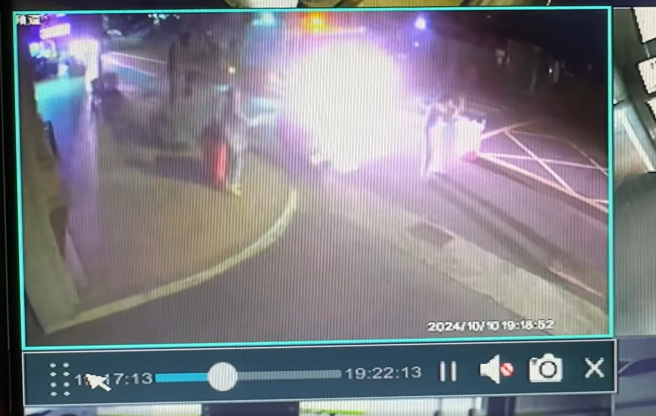 民眾做出拜托手势，但垃圾车驾驶却「开开停停」，疑似在戏耍民眾。（图／翻摄自脸书「爆料公社」）