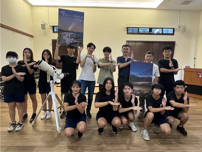 台南一中天文社宣传10月20日举办彗星观赏活动，欢迎市民一起追星。（曹婷婷摄）