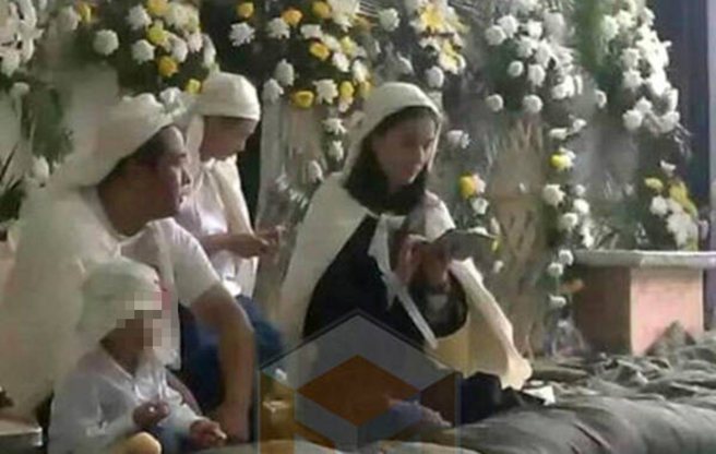 黄圣依过去披麻带孝出现在杨子父亲的丧礼。（图／翻摄自凤凰网娱乐微博）