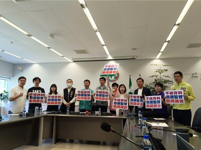 台中市議會民進黨團不滿市府未提供明年預算受中央補助影響項目，高喊「逃避監督、藐視議會」。（林欣儀攝）
