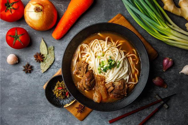 八方云集勇夺台北国际牛肉麵节鲜食红烧组金牌。（图／八方云集提供）