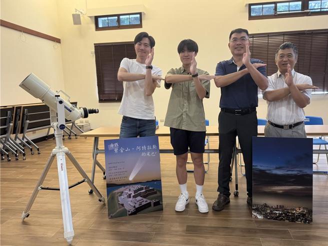 朱恩立（右一）、顏鸿选（左一）、陈宥翰（左二）为天文社第7、25、48届社长，与南一中校长廖财固（右二）一起号召市民共同来追星。（曹婷婷摄）