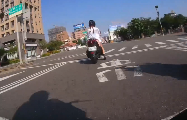 台南1名女騎士在路口等紅燈，未料突然遭1輛闖紅燈的山葉R15機車撞上，她將對方的行車紀錄器PO上網。（翻攝記者爆料網）