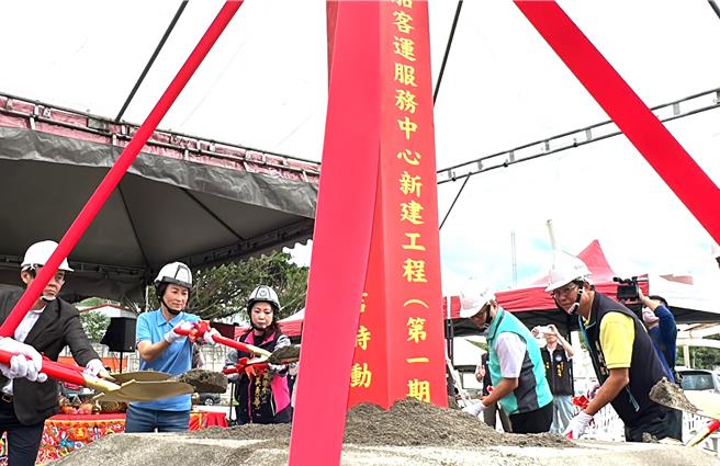 台東「富岡港交通船客運服務中心」今（11）日舉行開工典禮。（蔡旻妤攝）