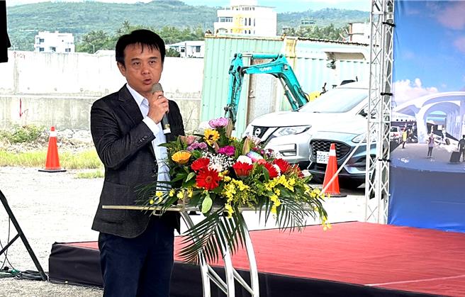 台東「富岡港交通船客運服務中心」今（11）日舉行開工典禮，交通部航港局主任祕書饒智平致詞。（蔡旻妤攝）