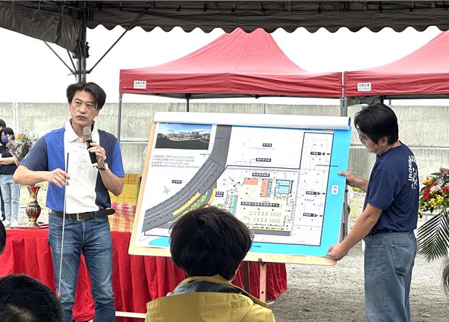 台東「富岡港交通船客運服務中心」今（11）日舉行開工典禮，建築師林坤層（左）簡報。（蔡旻妤攝）