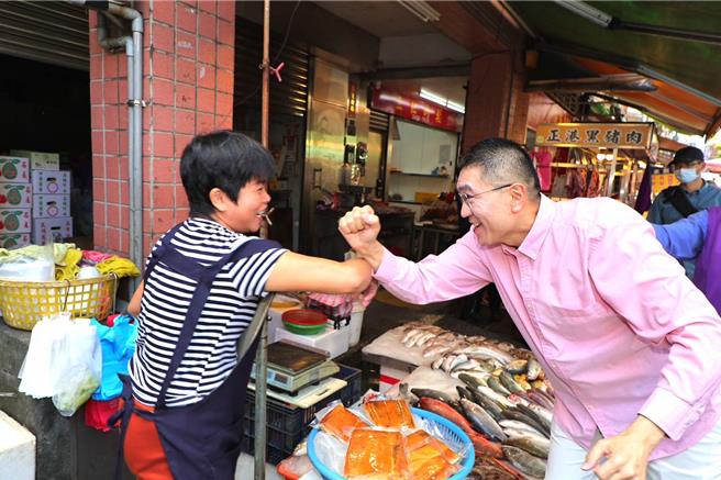 基隆市长谢国梁11日一早8时由国民党立委林沛祥、郑正钤、牛煦庭等人陪同至七堵南兴市场拜票。谢国梁表示，东岸商场过错是前任林右昌市府，呼吁选民一定要出来投不同意罢免票。（国民党基隆市党部提供／徐佑升基隆传真）