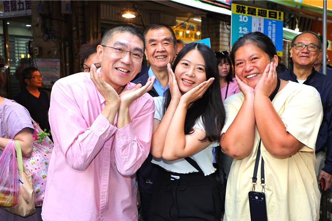 基隆市长谢国梁11日一早8时由国民党立委林沛祥、郑正钤、牛煦庭等人陪同至七堵南兴市场拜票。（国民党基隆市党部提供／徐佑升基隆传真）