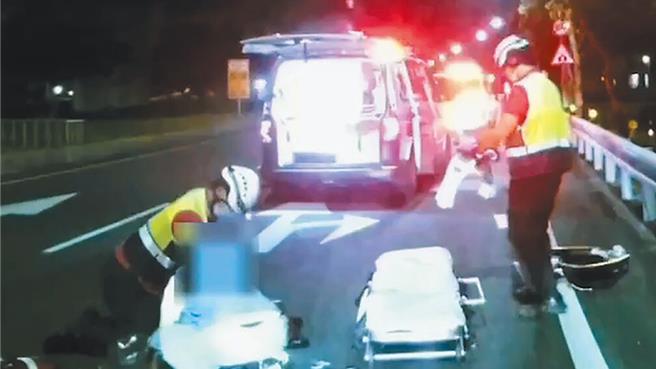 張姓女子酒駕，將趴在引擎蓋阻攔的林姓女子甩落，導致林女受傷，經送醫後不治。圖為救護人員為林女急救畫面。（民眾提供）