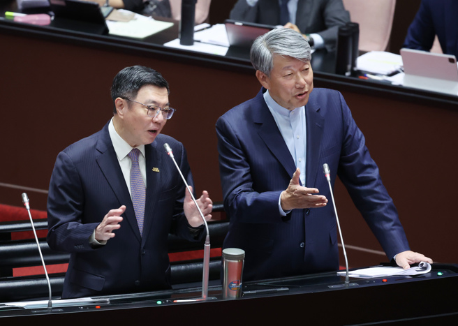 行政院长卓荣泰（左）与经济部长郭智辉（右）11日在立法院答询。（姚志平摄）