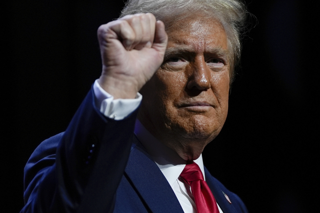 美國共和黨總統候選人川普10月10日在底特律經濟俱樂部（Detroit Economic Club）發表演說後，準備離開的神情。（美聯社）