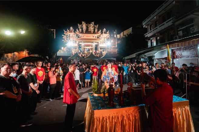 69岁蔡姓妇人昨晚前往万年季参加祈福仪式，随后到附近小吃摊用餐后，突然脚软昏倒，当场无生命迹象，图为示意图。（高雄市民政局提供／林雅惠高雄传真）