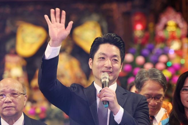 台北市松山慈祐宮11日舉辦天上聖母重陽飛昇1037週年三獻大典，台北市長蔣萬安（見圖）前往參拜。（杜宜諳攝）