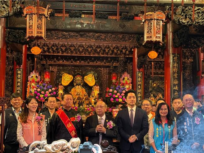 松山慈佑宫捐2辆高订救护车，由台北市长蒋万安亲自出席受赠。（翻摄照片／林郁平台北传真）