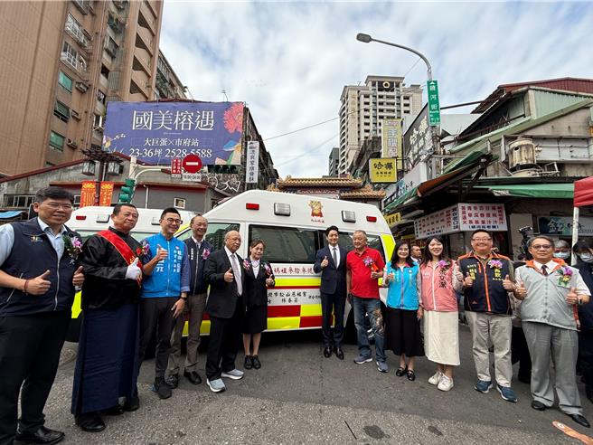 松山慈佑宫捐2辆高订救护车，由台北市长蒋万安亲自出席受赠。（翻摄照片／林郁平台北传真）