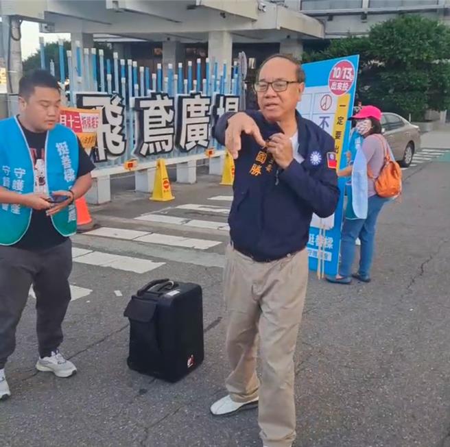 基隆市長謝國罷免案投票進入倒數2日，固樑及罷樑陣營11日上午7時兩陣營剛好同時站在中正路及信一路口，場面一度緊張。（翻攝畫面／徐佑昇基隆傳真）