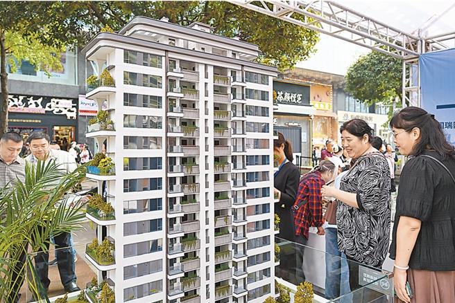 十一假期后，大陆多地省级一把手调研楼市，为房地产企业加油。（中新社）