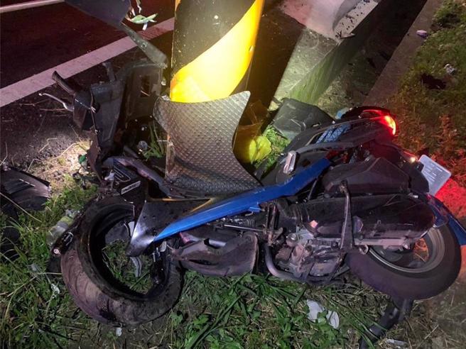 台13线北上45公里苗栗铜锣三义交界处昨晚12点多，男大生载同学回宿舍，自撞电杆双亡。（翻摄照片／王惠慧苗栗传真）