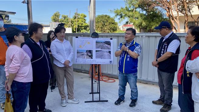 立委杨琼璎（左3）与建设局养护工程处山线工程队长蔡荣峯（右）11日上午踏勘神冈区辖内多处老旧道路，认为有5处道路路面亟需改善。（张妍溱摄）