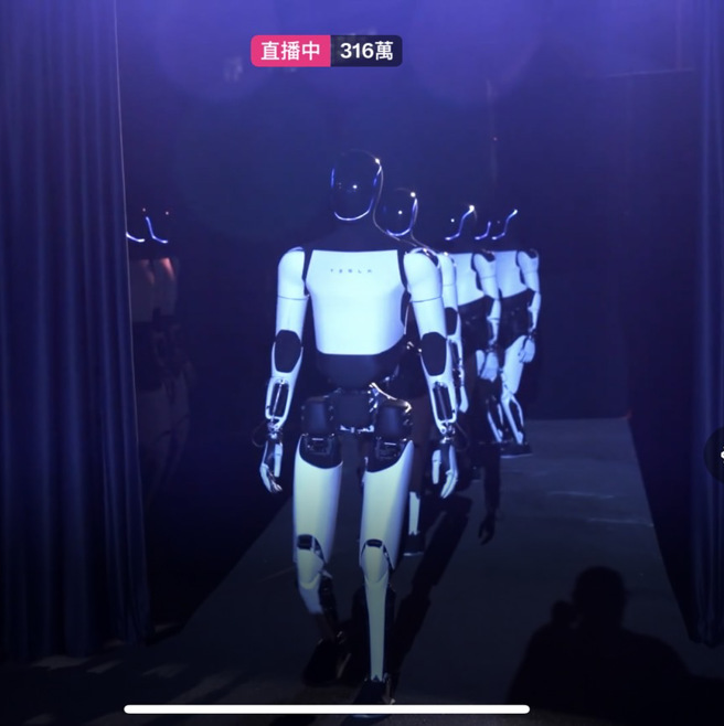 特斯拉在发布会上，除了推出无人驾驶计程车新品，特斯拉Optimus人形机器人也再次亮相。截图自x平台