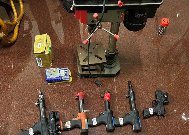 刑事局南打中心查獲毛姓男子在住處改造槍枝，查扣5把疑似改造槍枝，其中一把具殺傷力。（民眾提供／郭良傑高雄傳真）