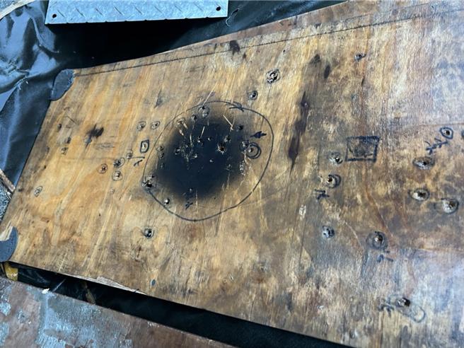 毛嫌試射改造槍枝，子彈射穿5公分厚木板。（民眾提供／郭良傑高雄傳真）