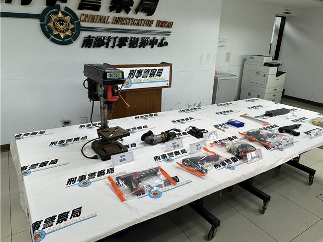 刑事局南打中心查扣毛嫌改造的槍枝和改造工具。（民眾提供／郭良傑高雄傳真）