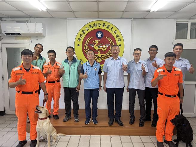 海巡署金马澎分署第九岸巡队今（11日）由队长吴孟哲与金门县动植物防疫所所长林政道共同签订2025年「海巡侦搜犬区队犬只动物保护与医疗防疫合作意向书」。（第九岸巡队提供）