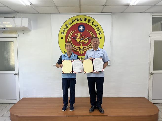 海巡署金马澎分署第九岸巡队今（11日）由队长吴孟哲与金门县动植物防疫所所长林政道共同签订2025年「海巡侦搜犬区队犬只动物保护与医疗防疫合作意向书」。（第九岸巡队提供）