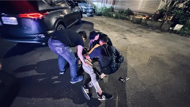 警方以车追人，在1小时后锁定躲在离犯案地点5公里左右友人住所的童男，他坦承抢劫，称是因为缺钱花用才会在路上随机挑人下手，警询后依《刑法》抢夺罪将童男移送新北地检署。（三峡警分局提供）